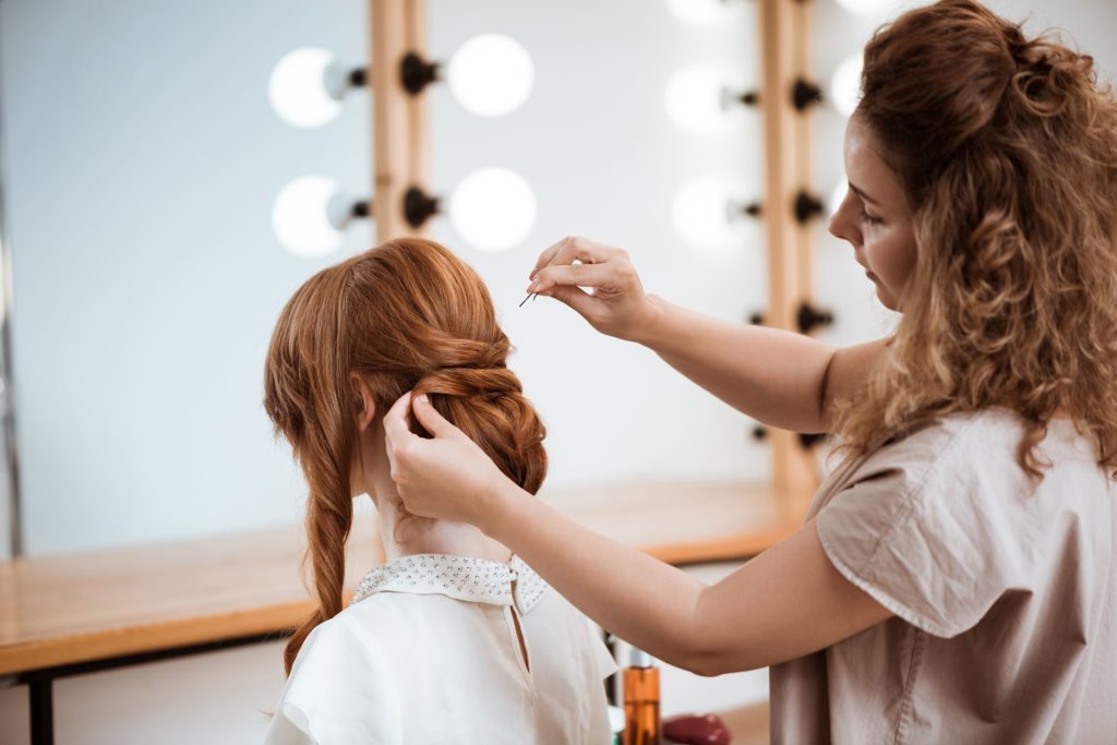 Estilos que Enamoran: Peluqueros Expertos para tu Boda